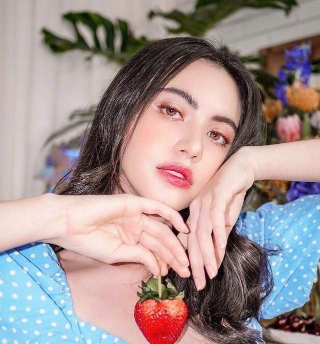 泰国女星黛薇卡·霍内日常私服照,身穿蓝色波点裙