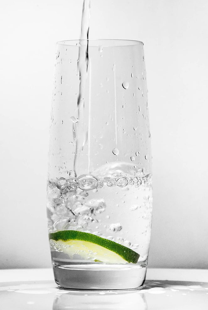 拍摄透明纯净的玻璃制品