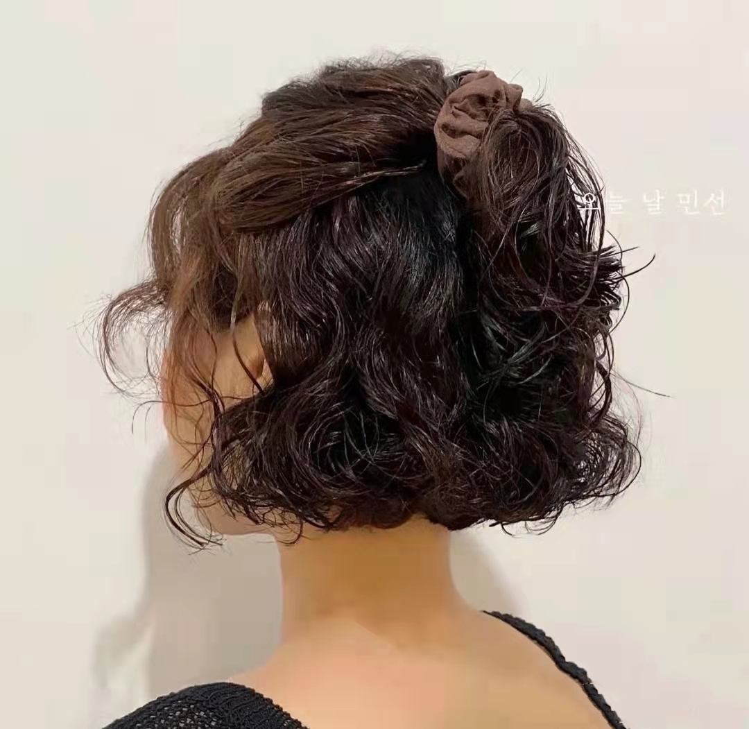 一刀切指的是发尾呈现出整齐的轮廓线,和波波头内扣发型接近,但发尾不