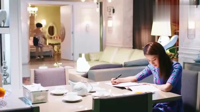 儿媳怀孕被全家当做宝 贴心婆婆买孕妇装 太老土了吧