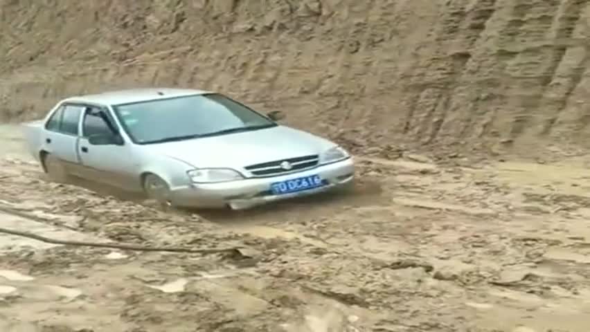 视频：已经停产的铃木羚羊，这车太霸气了，这样的泥路直接开过来了！