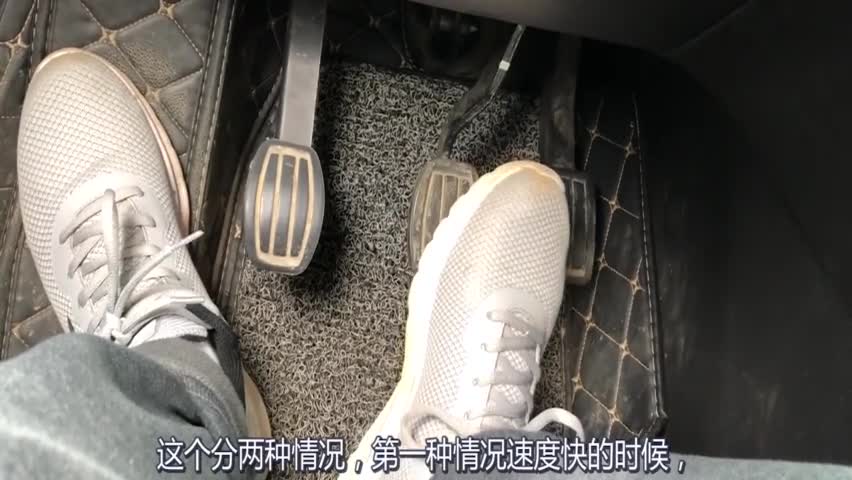 手动挡踩刹车时要不要踩离合器