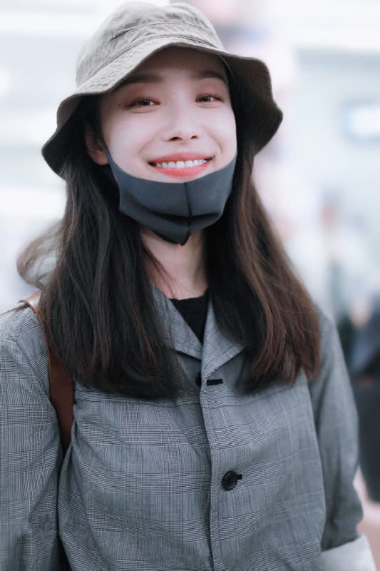 喜欢倪妮的文艺打扮身穿灰色套装头戴渔夫帽气质真好