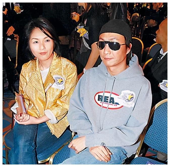 郑中基老婆婚后成素人脸,他为讨妻女开心,蹲地上陪玩变得幼稚