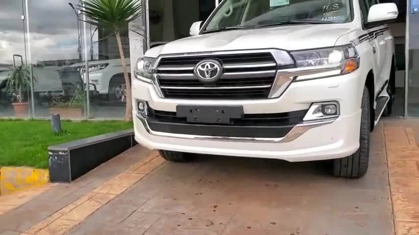 2020款丰田兰德酷路泽gxr到店实拍,外观内饰全展示,太霸气了!