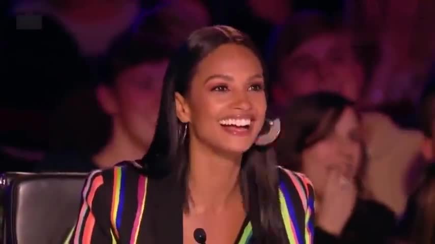 英国达人秀:男评委很喜欢这位表演者,没想到被其他评委强制淘汰