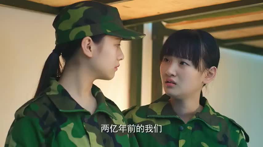 同学两亿岁:齐扇晚上值班,易海蓝心疼她,让她靠在肩上休息