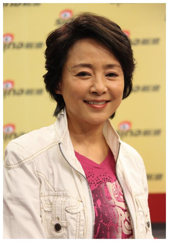 63岁著名演员张瑜,与丈夫离婚后单身29年,如今美丽依旧_七月的风