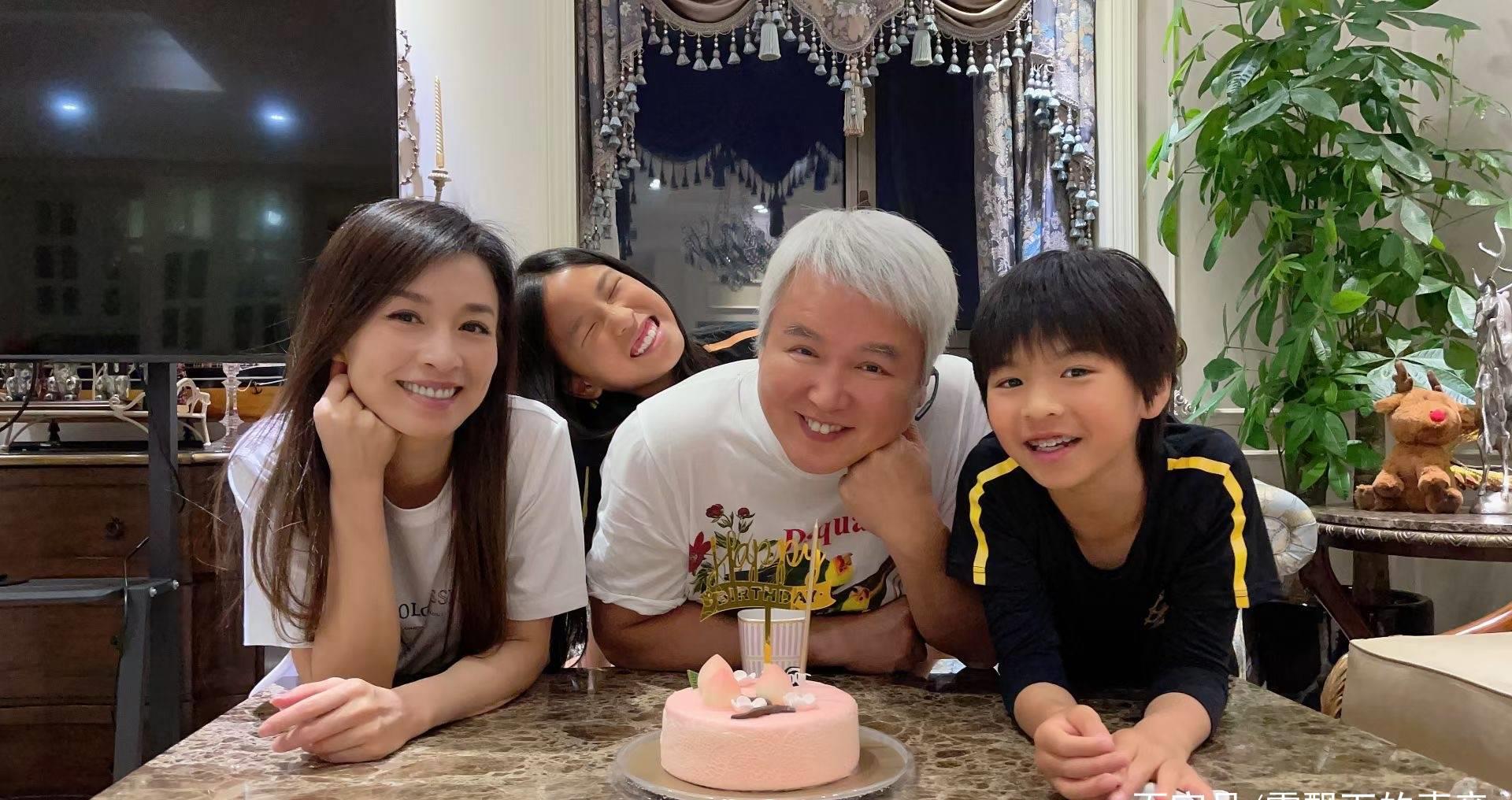张庭晒全家人为林瑞阳庆生的照片,一家四口开心合影