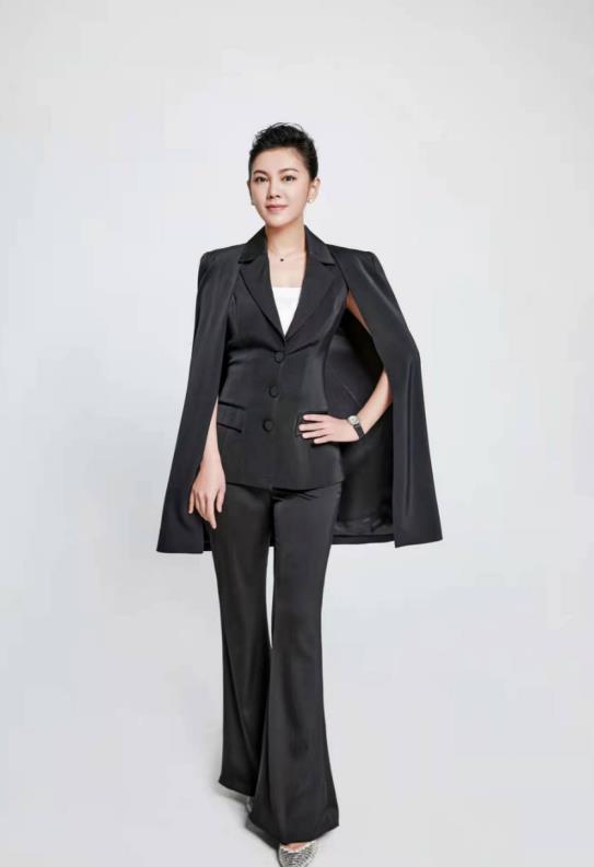 秦羽墨也能这么干练赵文琪身穿披肩马甲好有职场范真高级