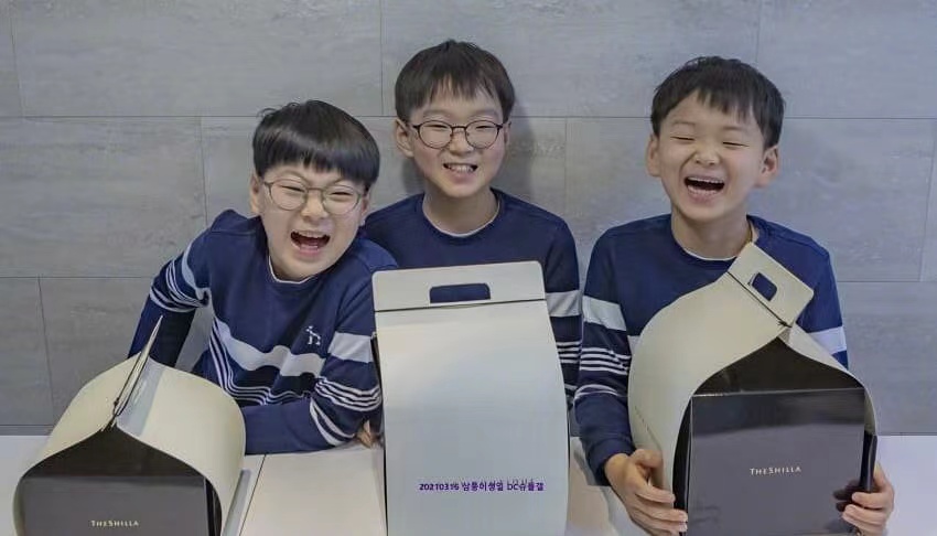 宋民国三兄弟近照曝光,身穿同款卫衣花式比心,三倍可爱?