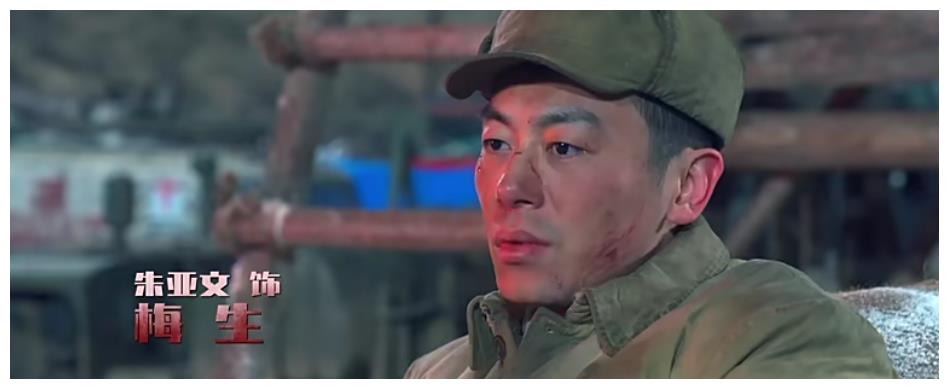 长津湖最绝的一幕朱亚文对着照片演完父爱2个细节泪目