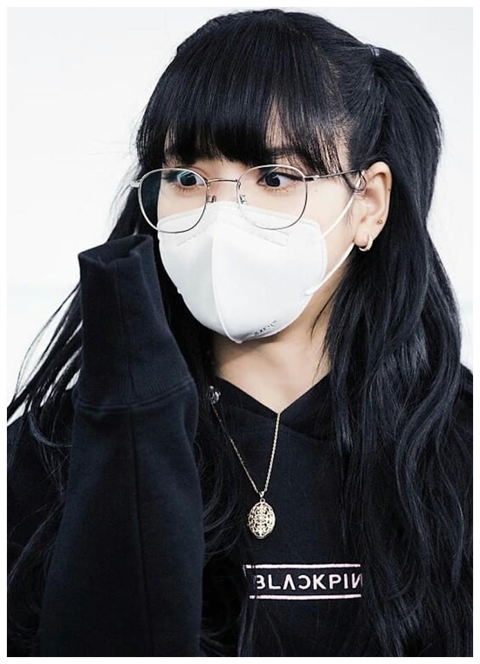 lisa机场生图:戴口罩也掩盖不了美貌的东南亚美人