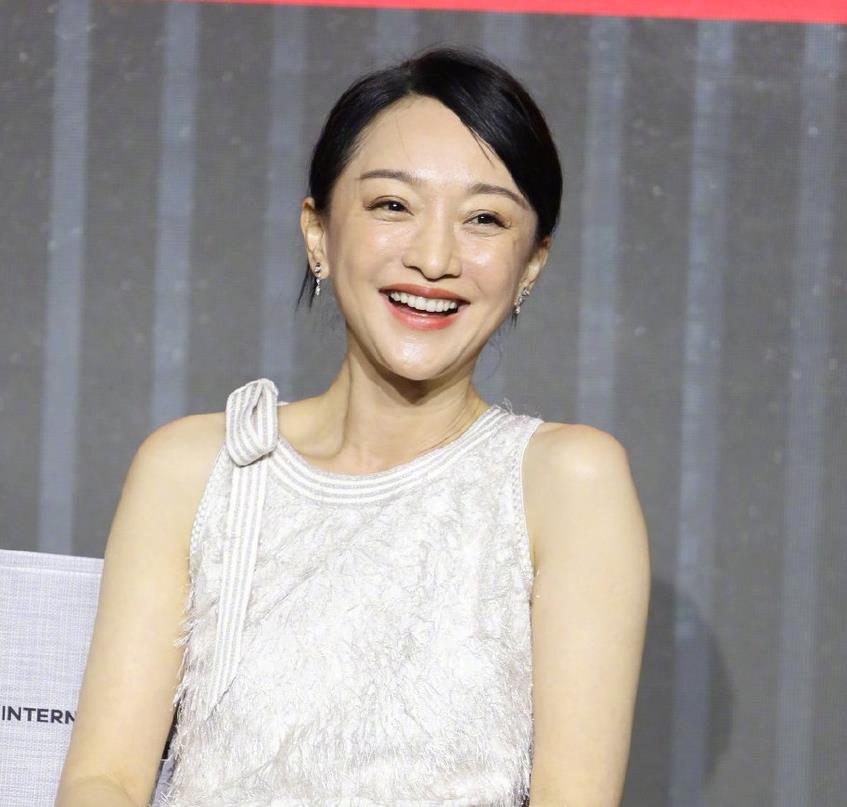 周迅穿羽毛短裙接受采访颜值是真的绝