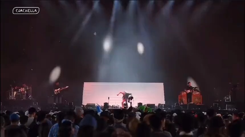 王嘉尔科切拉舞台杀疯了，犹如迈克杰克逊附体，现场大写的牛逼