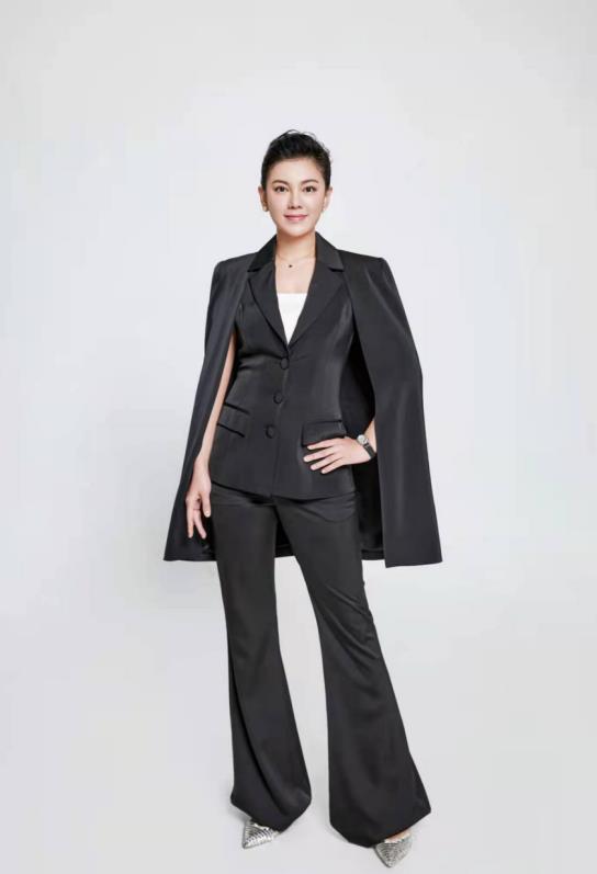 秦羽墨也能这么干练赵文琪身穿披肩马甲好有职场范真高级