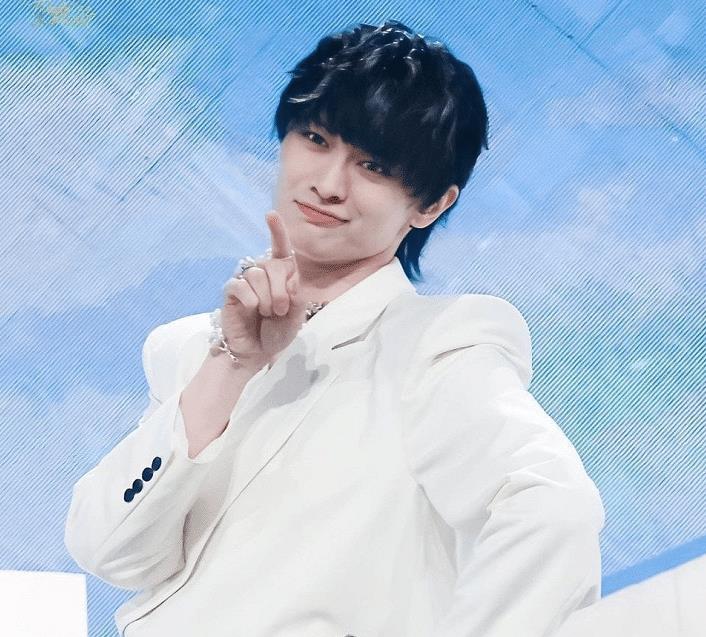 梁森戴假发引热议逐渐沦为后宫一员油腻程度不忍直视