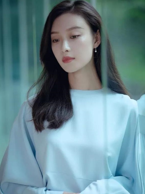 一直是中长发的倪妮依旧如此美丽动人,都说她是鲶鱼脸,配上面无表情