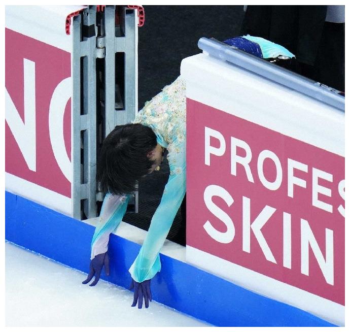 羽生结弦,他只是低头看了看脚下的冰,然后,就会继续前进的!休闲区蓝鸢梦想 - Www.slyday.coM 羽生结弦,他只是低头看了看脚下的冰,然后,就会继续前进的!休闲区蓝鸢梦想 - Www.slyday.coM