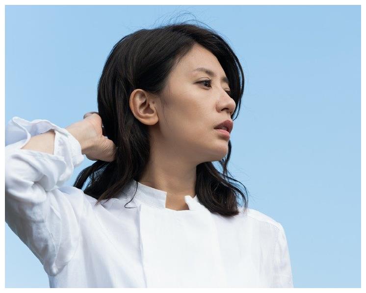 贾静雯活动近照晒出,穿一袭黑色长裙,散发出成熟女人感性和优雅辆己轻