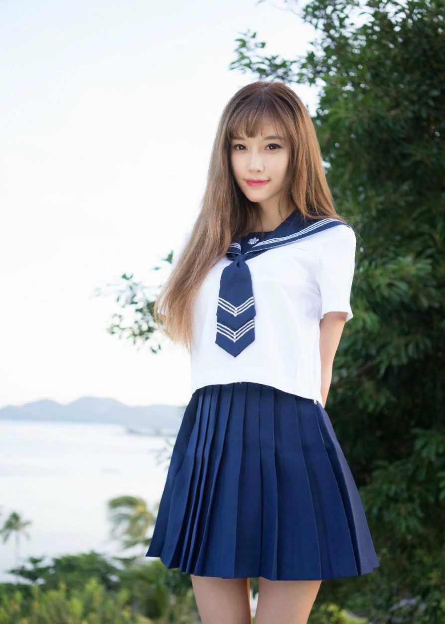 白色衬衣百褶裙校服套装搭配长筒袜