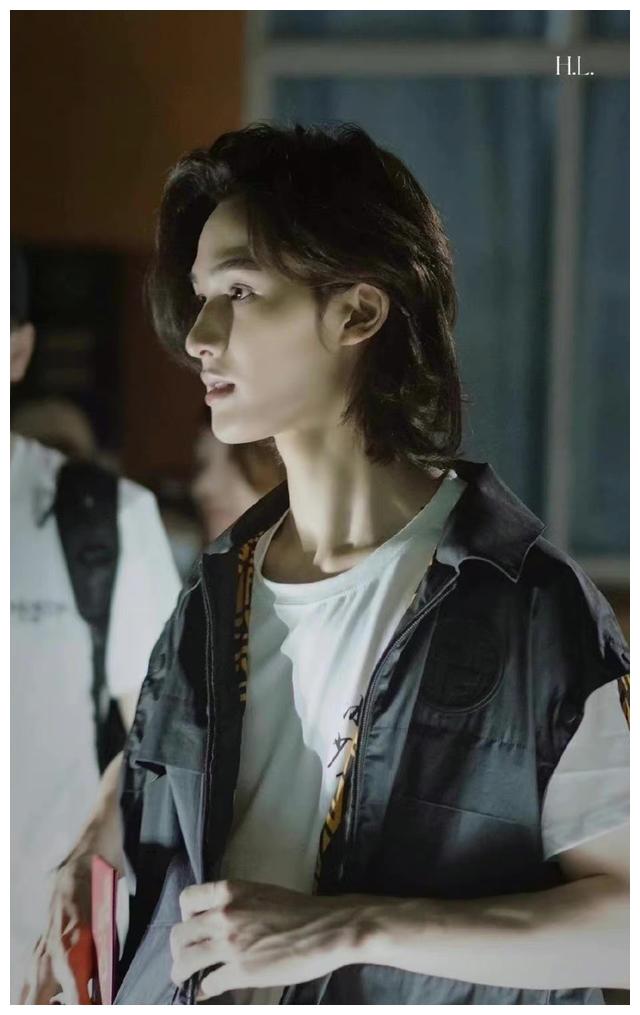 朱正廷冰球少年饭拍,长发造型好日系__财经头条