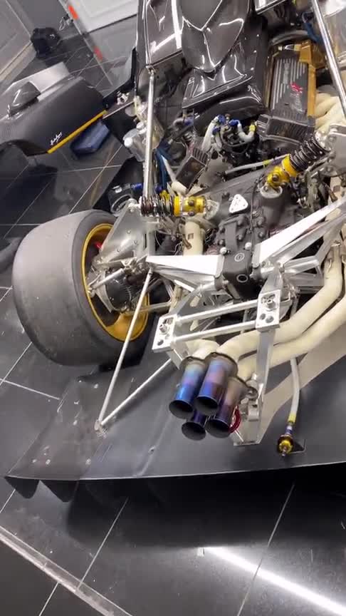 帕加尼打开发动机盖,车主地板油踩下油门,排气筒展现霸气!