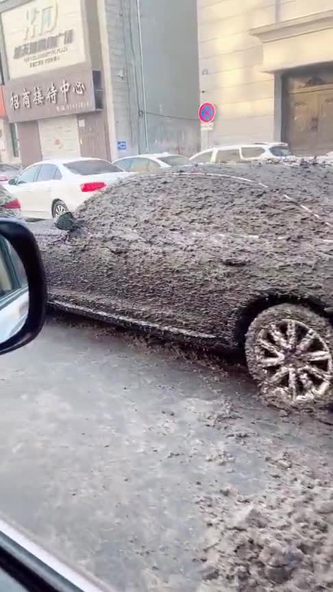 把车停路边真倒霉被清理积雪的车弄得脏兮兮的