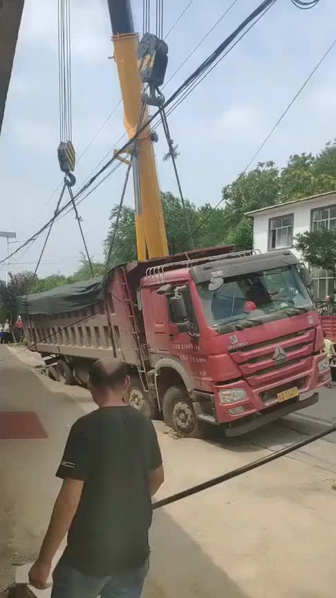 載重大貨車把路面壓塌陷了吊車來救援