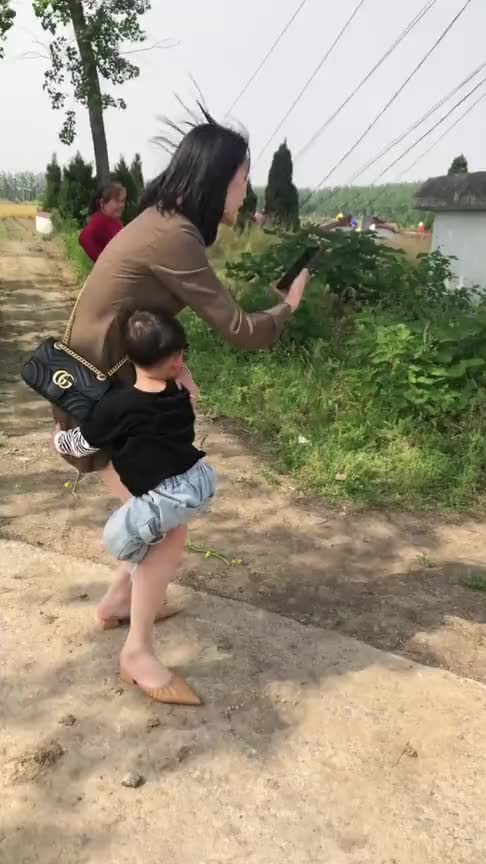 抱大腿,宝宝好可爱!_手机新浪网