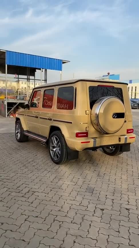 这个颜色的奔驰大g确实有点罕见车漆配色太低调了