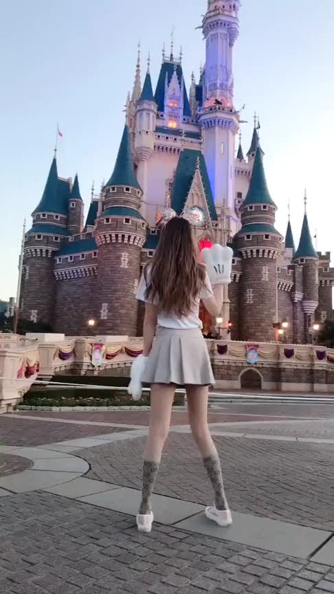 看这个背影就知道这个小姐姐非常好看