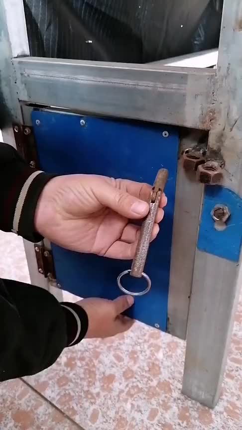 这种拐钉钥匙一般人都不知道怎么开?会开的年纪都四五十了吧!