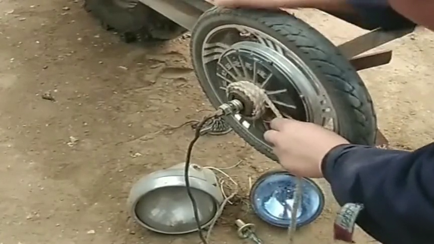 用废旧的电动车轱辘,改造成发电机,这创意不服不行!