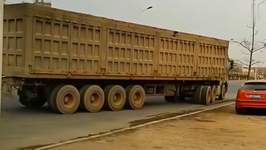 百吨王重卡拉石子爬斜坡毫无压力,动力强劲霸气十足