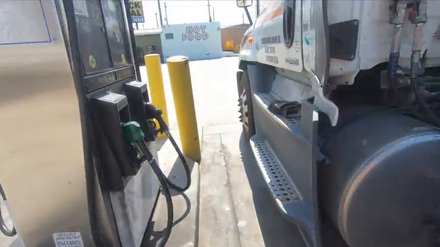 驾驶卡车去加油,多少升油才能加满呢