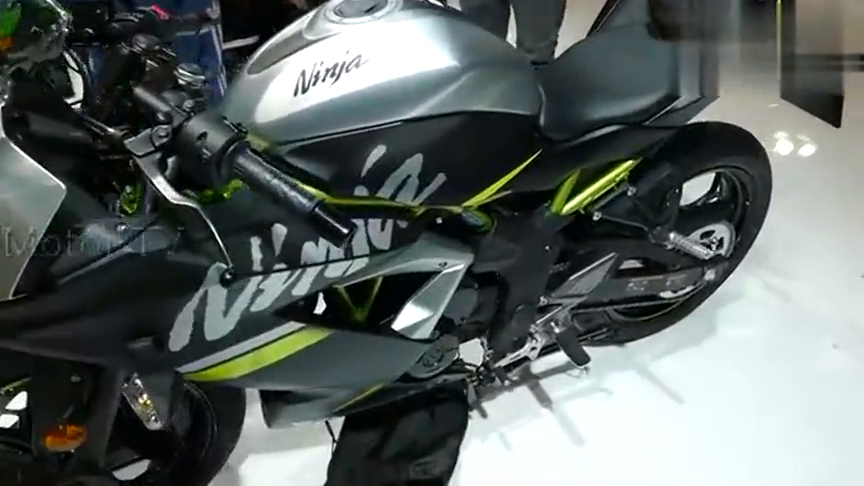 川崎ninja125,入门级跑车,采用了平顶式的活塞