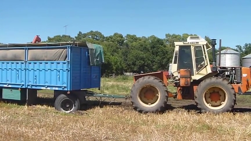 典型的小马拉大车,拖挂太重了轮胎又打滑,汽车拉不动也是肯定的