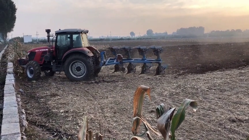 农村17万配置的拖拉机,深翻深度30公分,感受下现代化农业的力量