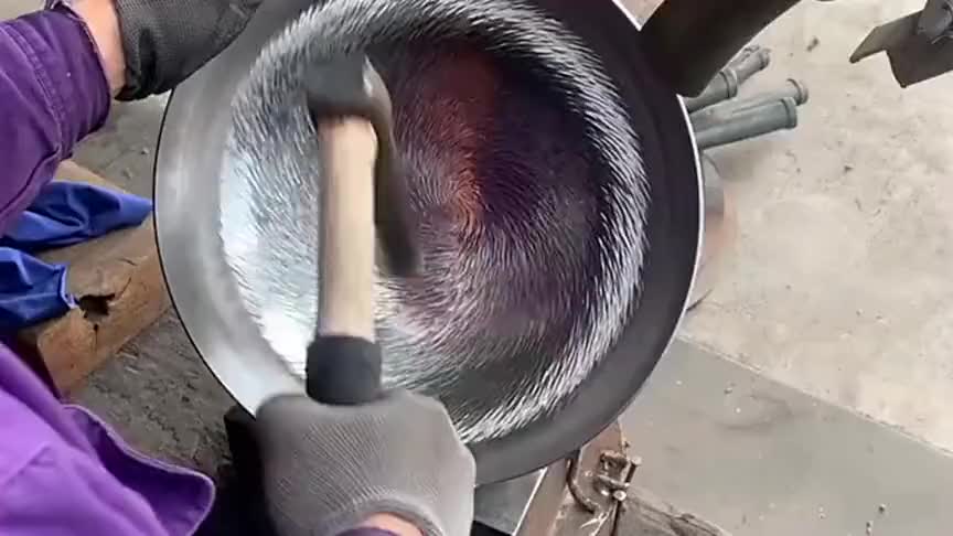 原来章丘铁锅是这样制作的,眼前这一幕,果然贵有贵的道理!