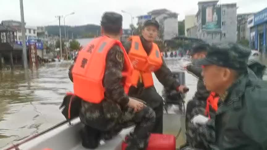 实拍-陕西安康城区洪涝严重积水_武警官兵紧急转移群众！