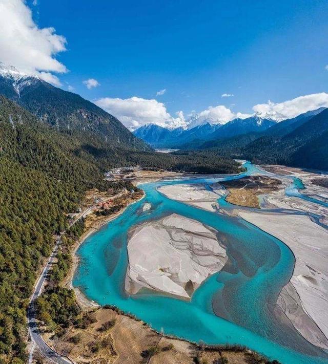 帕隆藏布大峡谷自然美景环绕游客们纷纷前来打卡