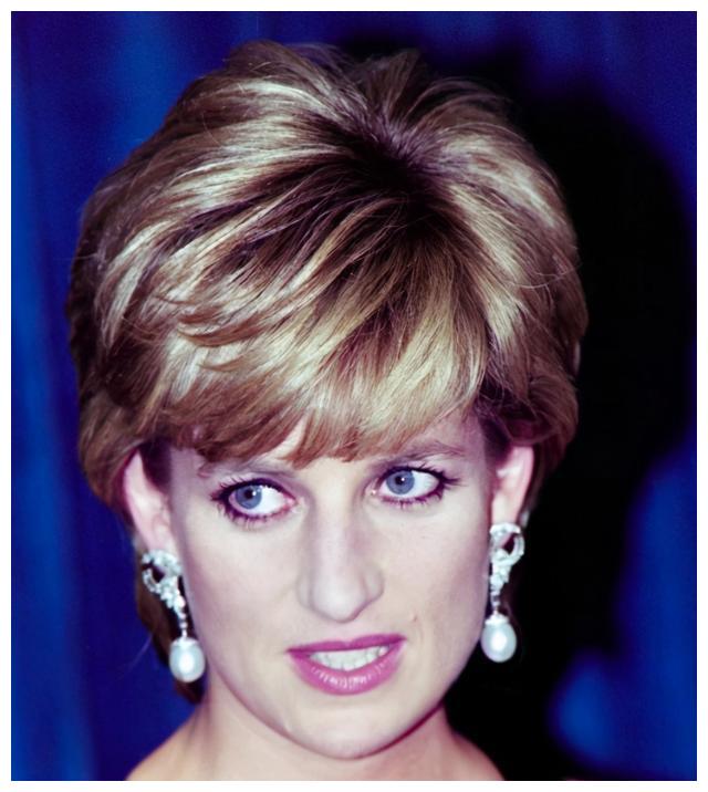 1997年8月31日,戴安娜与情人多迪·费伊德在巴黎因车祸殒命.