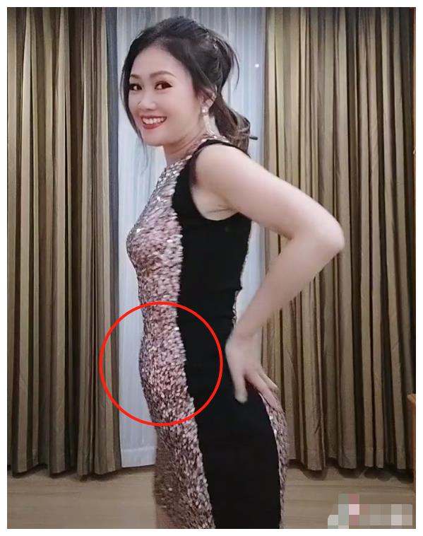 50岁梁小冰穿紧身裙跳热舞小腹凸起身材发福严重