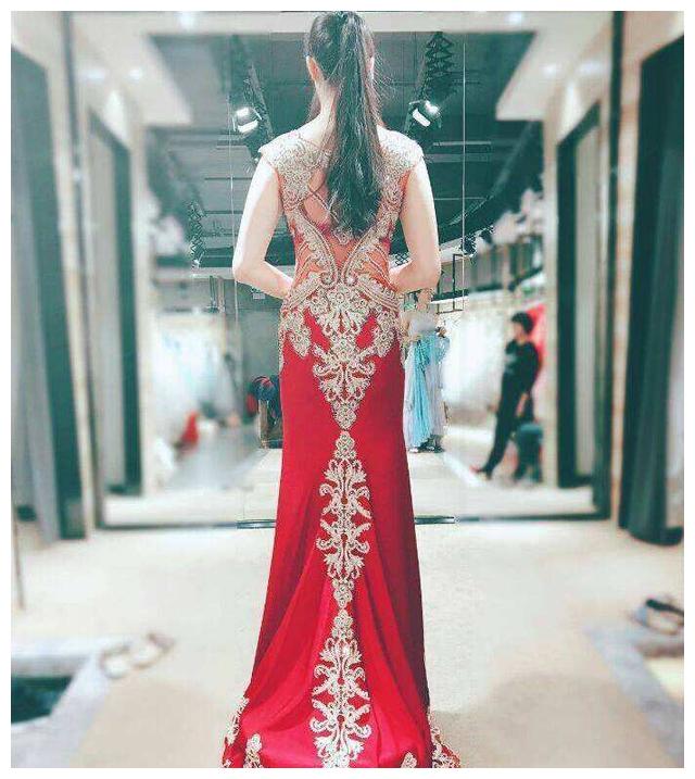 张常宁红色蕾丝透视礼服,身材性感苗条,稍显丰腴,臀部吸睛!