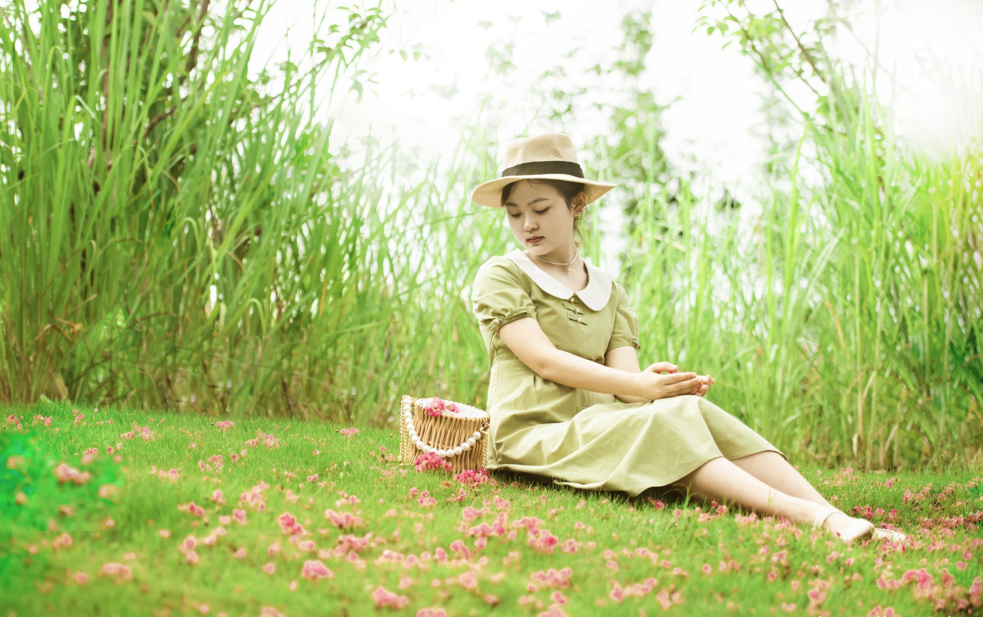 花海人像摄影微风吹过的夏天掀起你的头发轻拂着你的脸