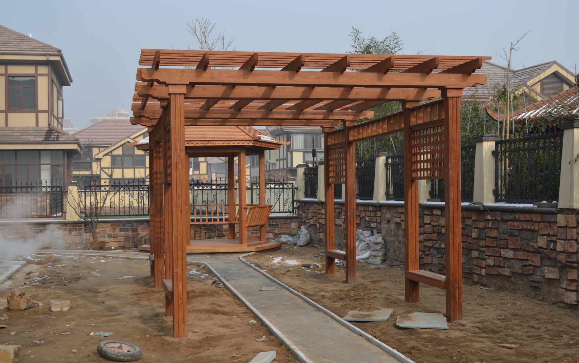 别墅庭院【经验分享】别墅庭院用欧式的防腐木葡萄架廊架,弯曲的石头