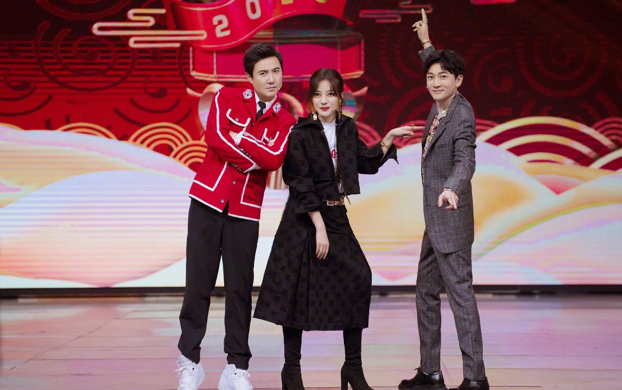 赵薇带王森张哲瀚登《王牌对王牌》,小黑裙勒金腰带,瘦出巴掌腰