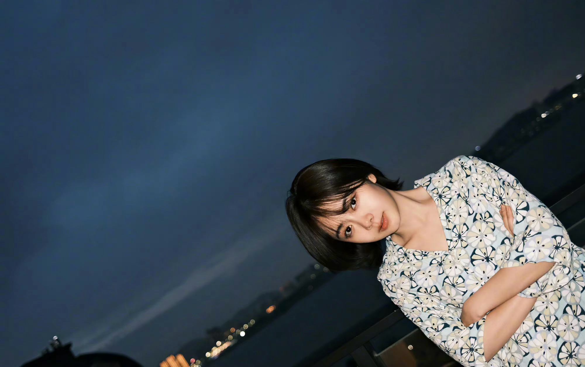 谭松韵晒海边随拍复古碎花衬衫俏丽清爽的短发