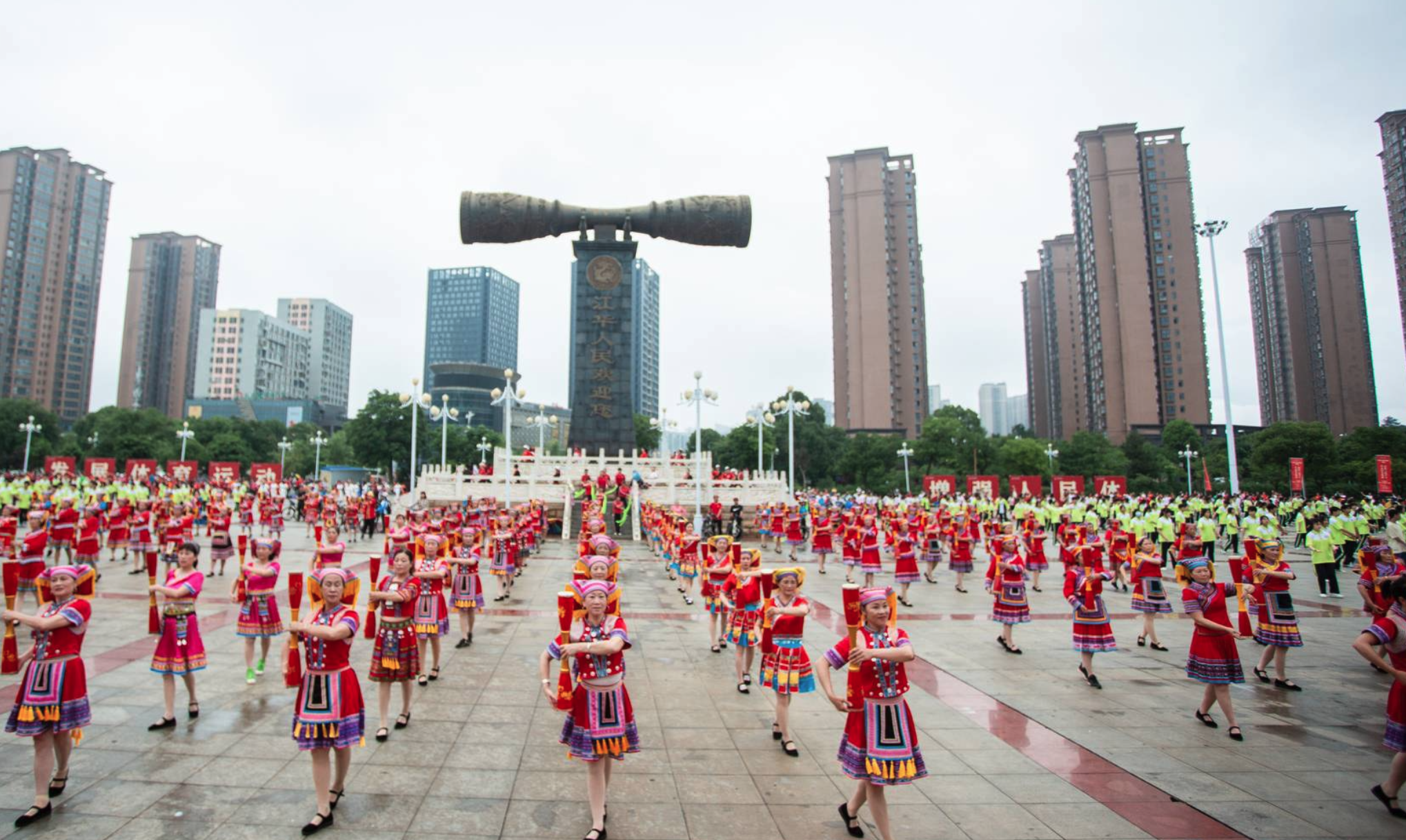 值得一提的是,本次万人广场舞活动举办地江华是中国最大的瑶族自治县